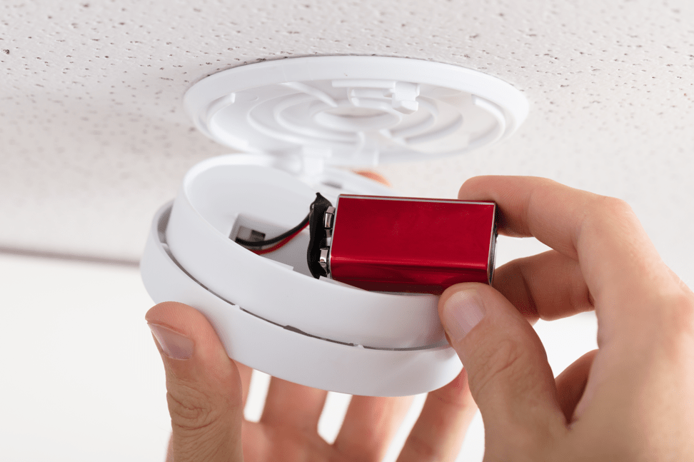 replacing battery on a smoke detector